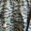 画像2: 【３０％ セール中】SEVENTY FOUR CAMOUFLAGE COACH JACKET セブンティーフォー 迷彩 コーチジャケット タイガーカモ ミリタリー (2)