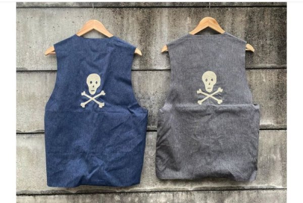 画像1: Unknown Brothers SKULL&BONE CHAMBRAY VEST (BLACK/BLUE) アンノウン ブラザーズ シャンブレー素材 スカル＆クロスボーン 刺繍（チェーンステッチ） ベスト ジレ（ブラック/ブルー） (1)